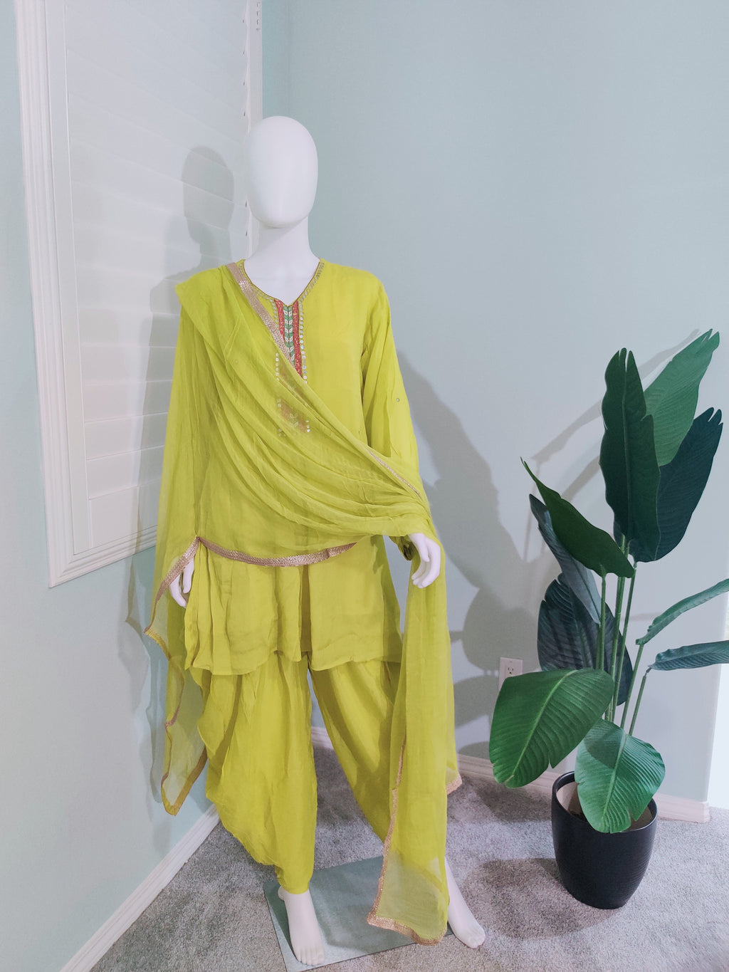 Chinon Pathani Salwar Kurta Set