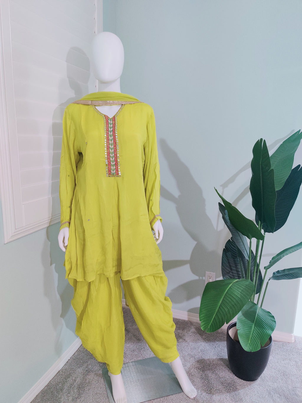 Chinon Pathani Salwar Kurta Set
