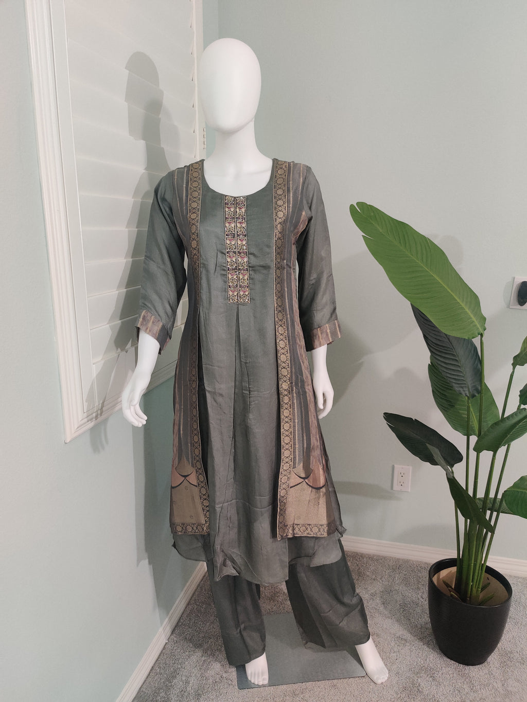 Gray A-Line Jaquard Silk Suit