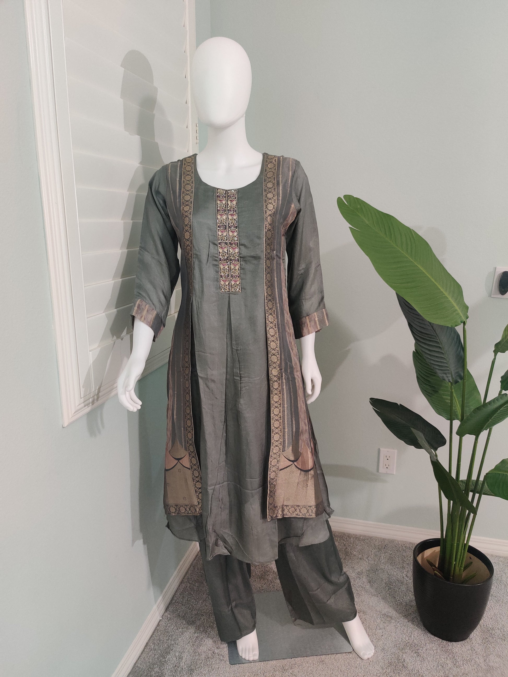 Gray A-Line Jaquard Silk Suit