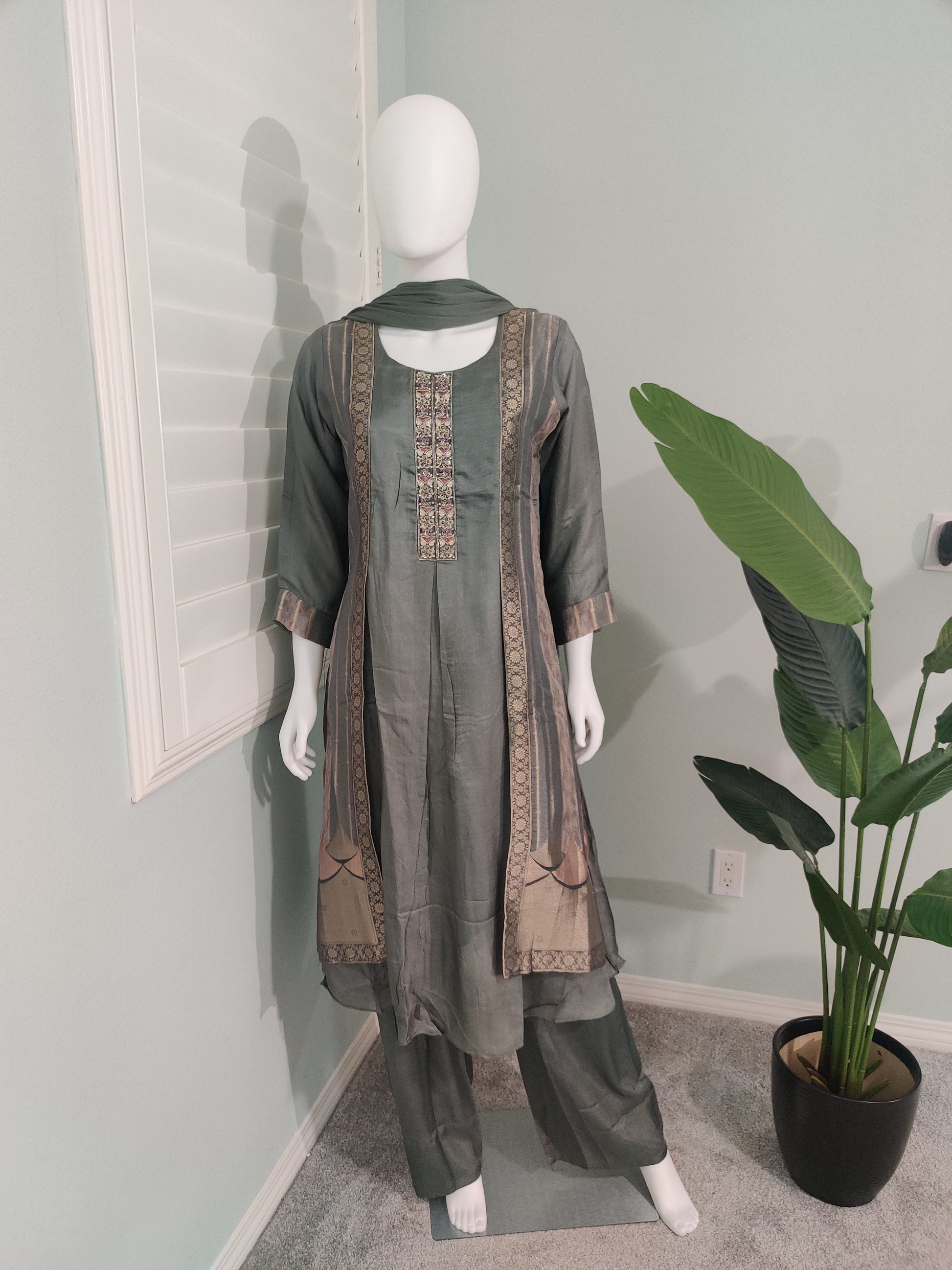 Gray A-Line Jaquard Silk Suit