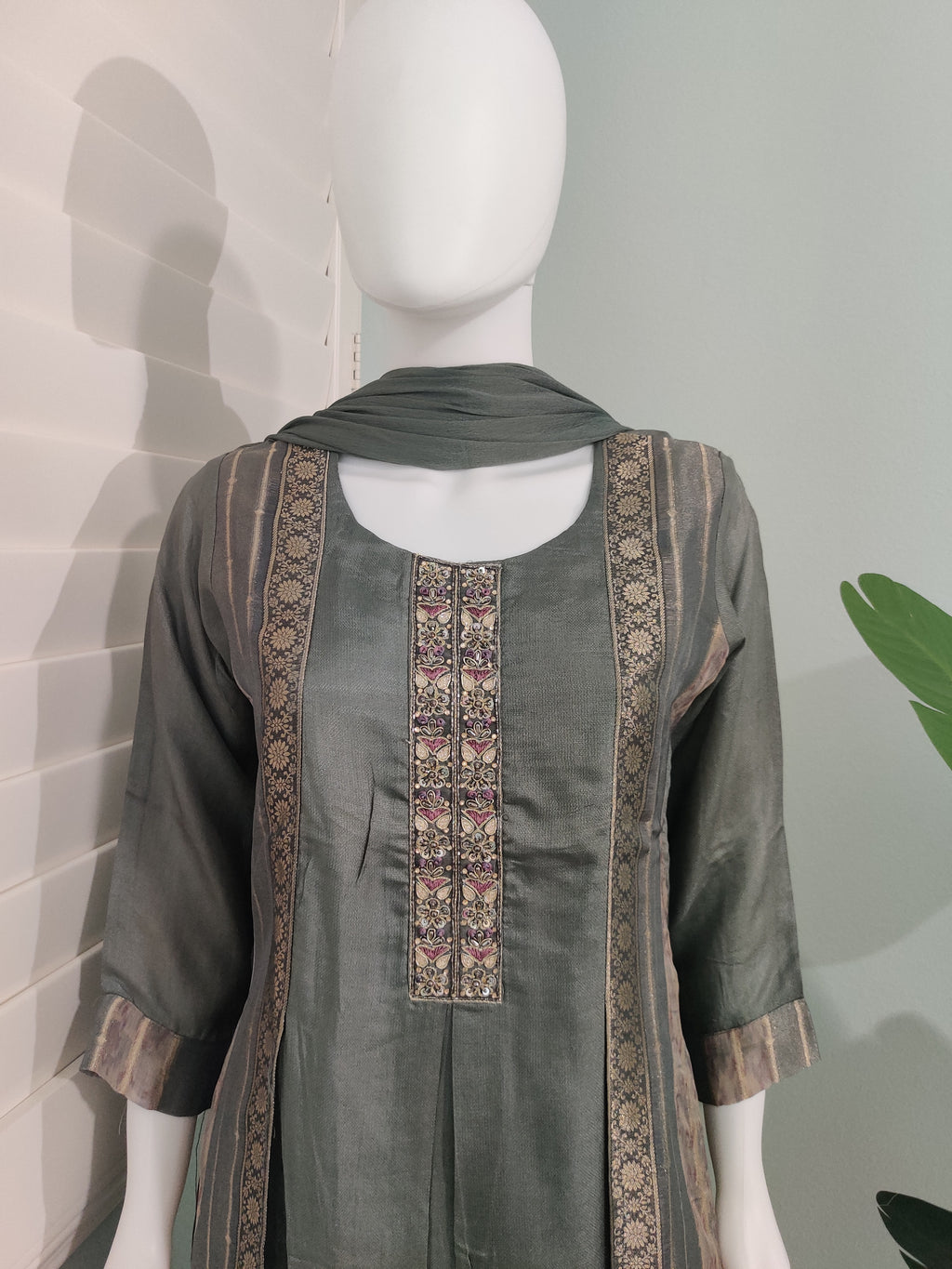 Gray A-Line Jaquard Silk Suit