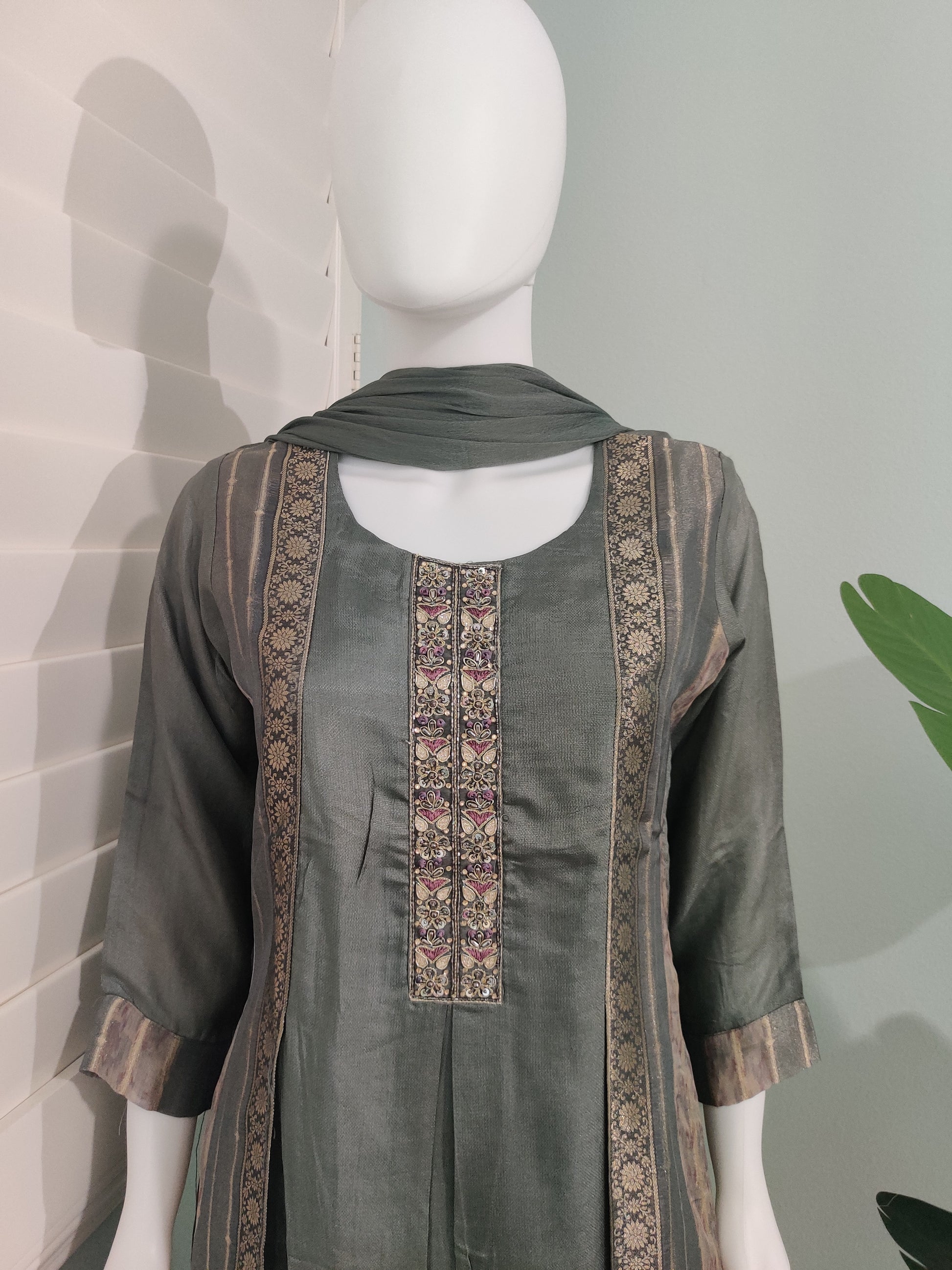 Gray A-Line Jaquard Silk Suit