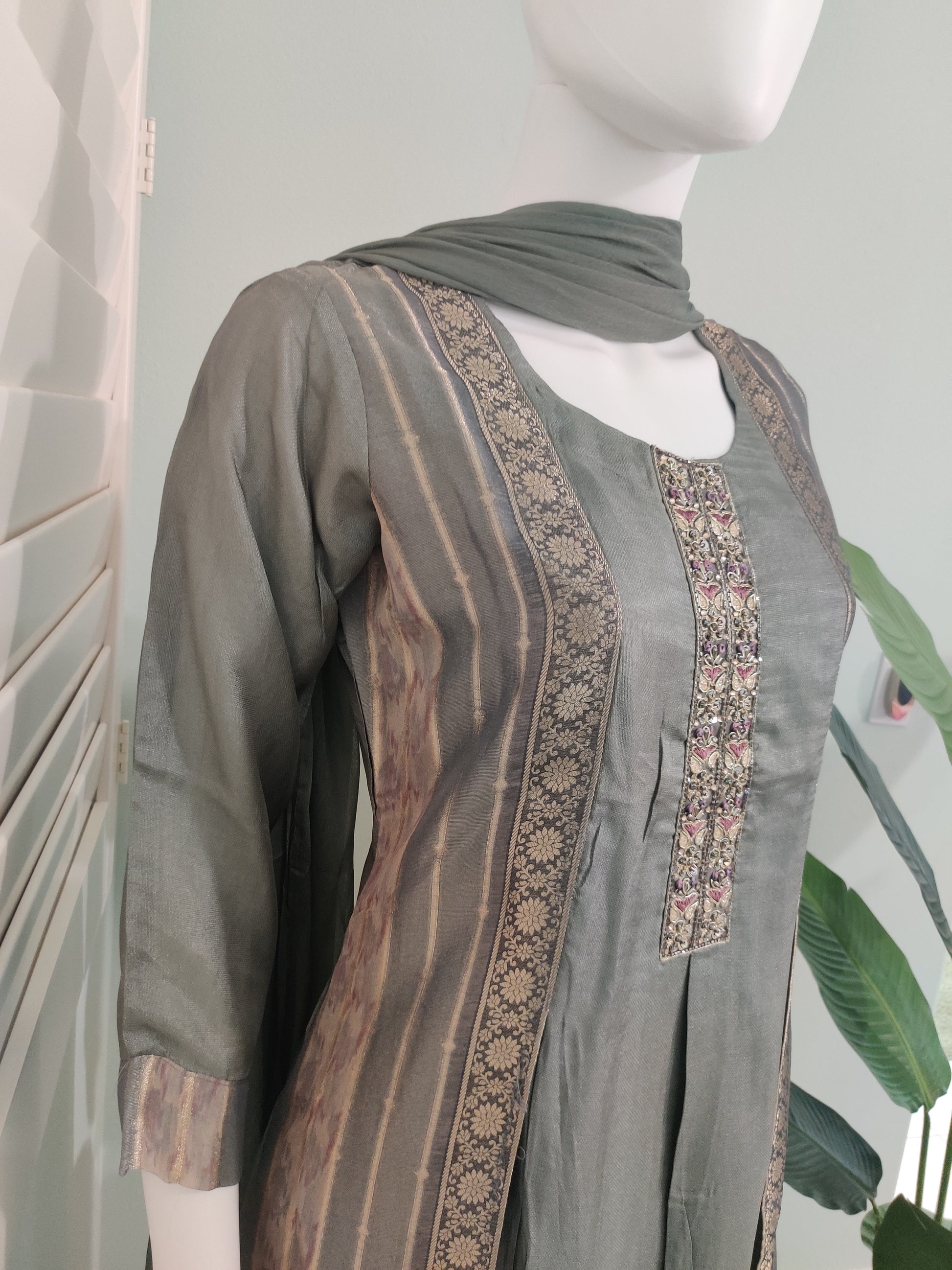 Gray A-Line Jaquard Silk Suit