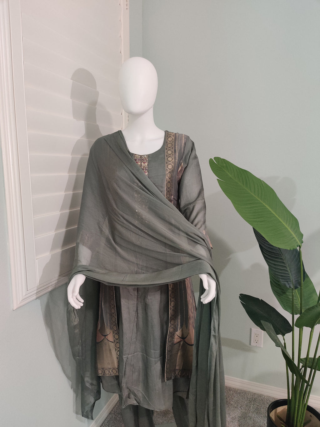 Gray A-Line Jaquard Silk Suit