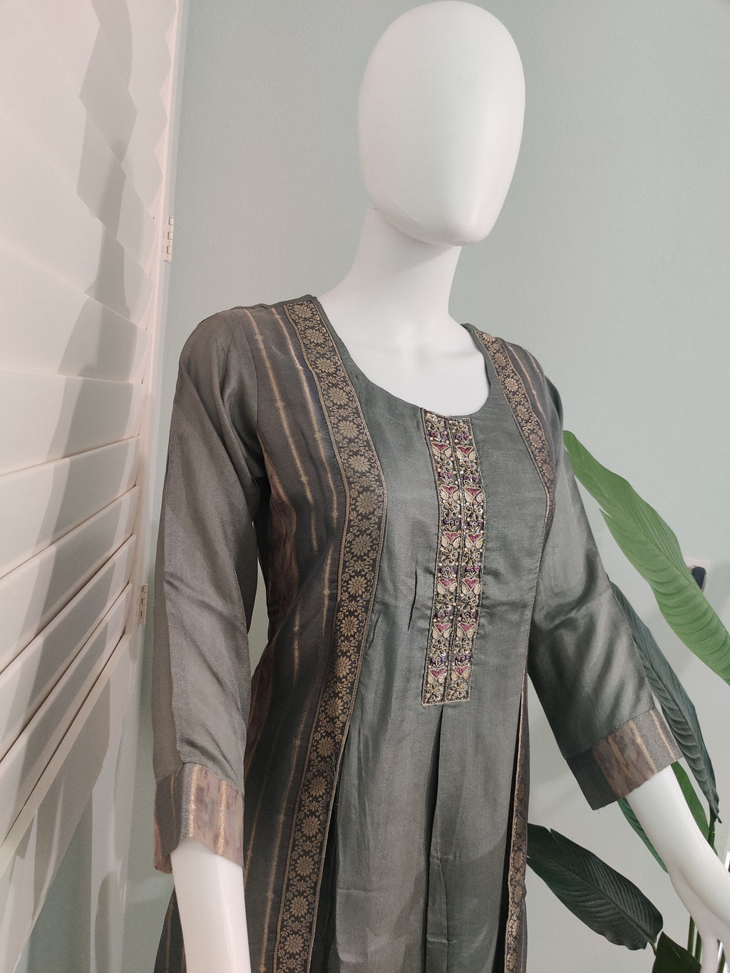 Gray A-Line Jaquard Silk Suit