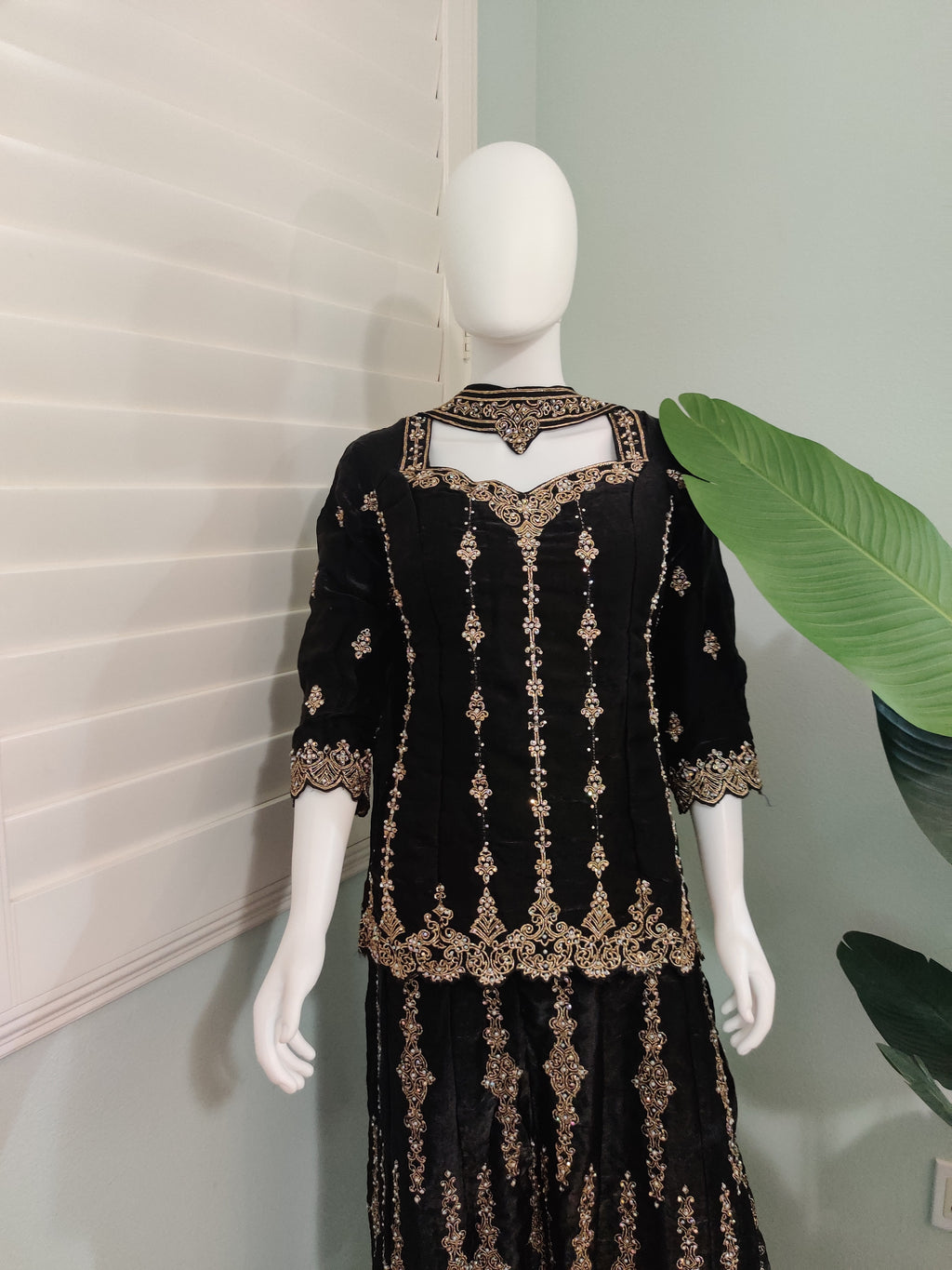 Elegant Fendy Zari Embroidered Plazzo Kurta Set