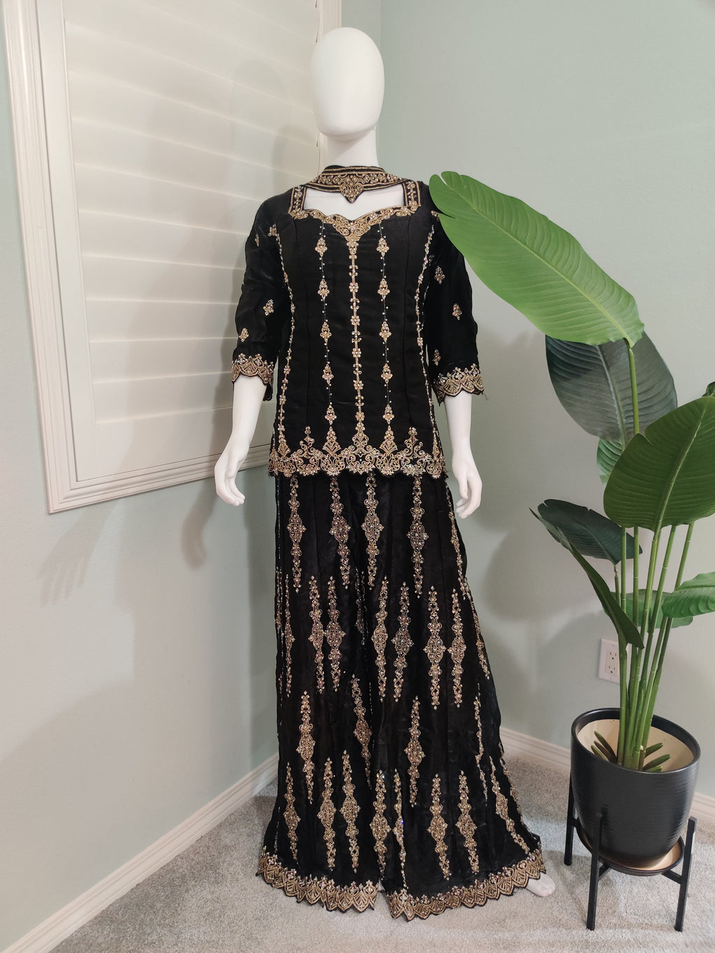 Elegant Fendy Zari Embroidered Plazzo Kurta Set