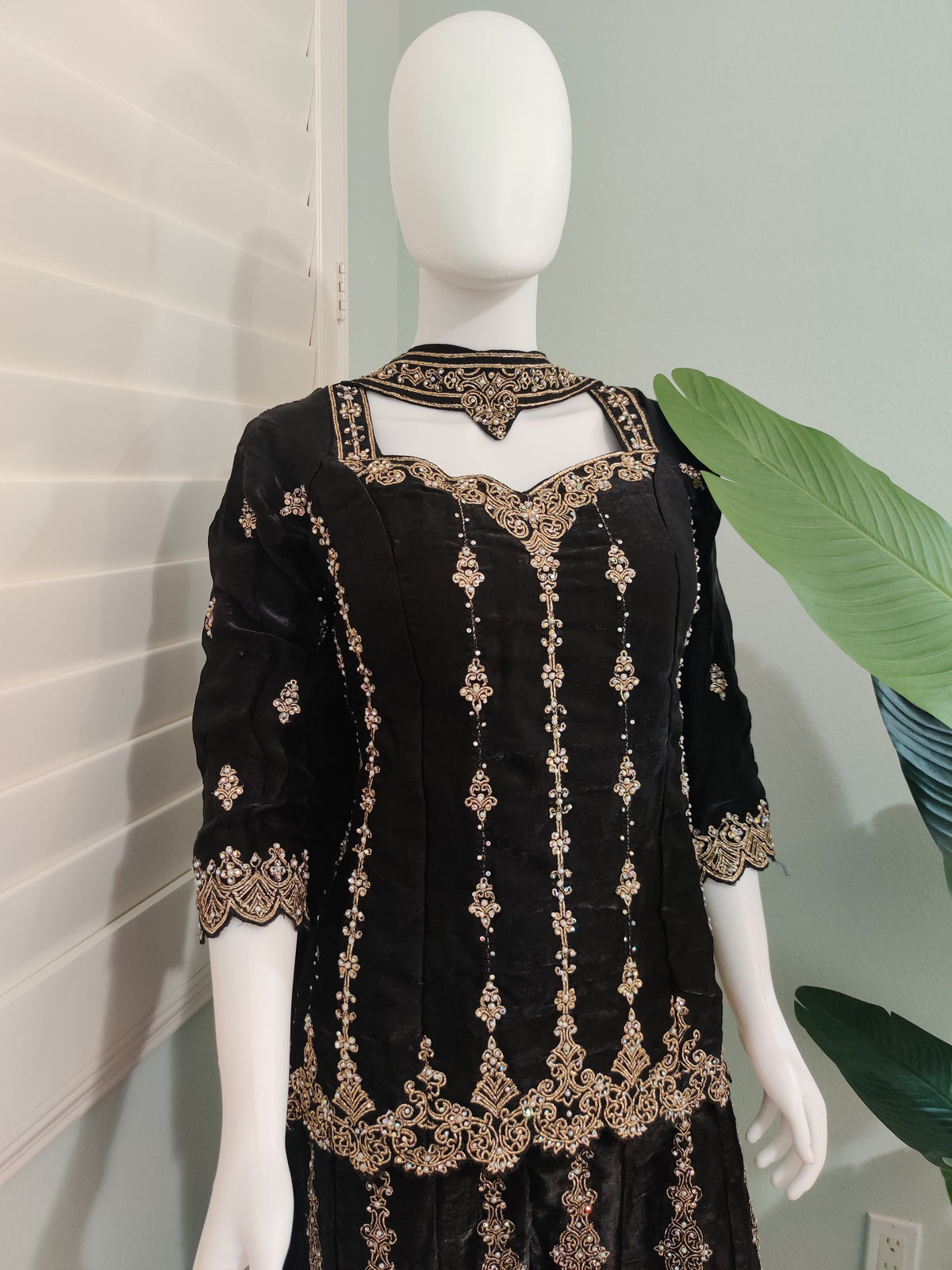 Elegant Fendy Zari Embroidered Plazzo Kurta Set